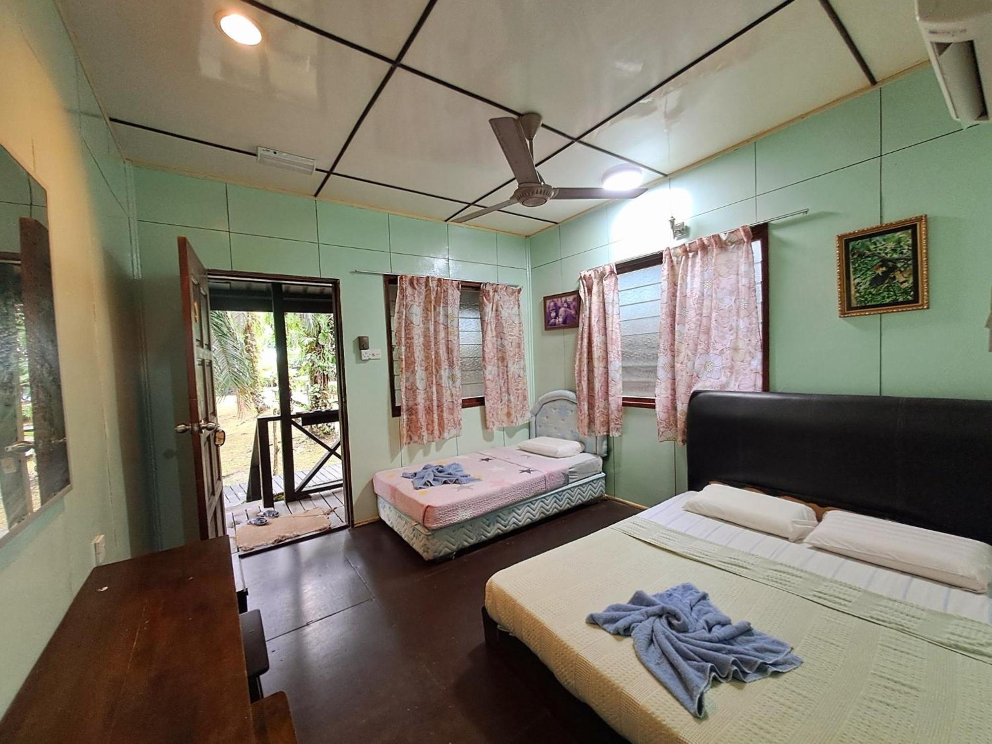 Sukau Backpackers Bed & Breakfast Bed and Breakfast Exterior foto